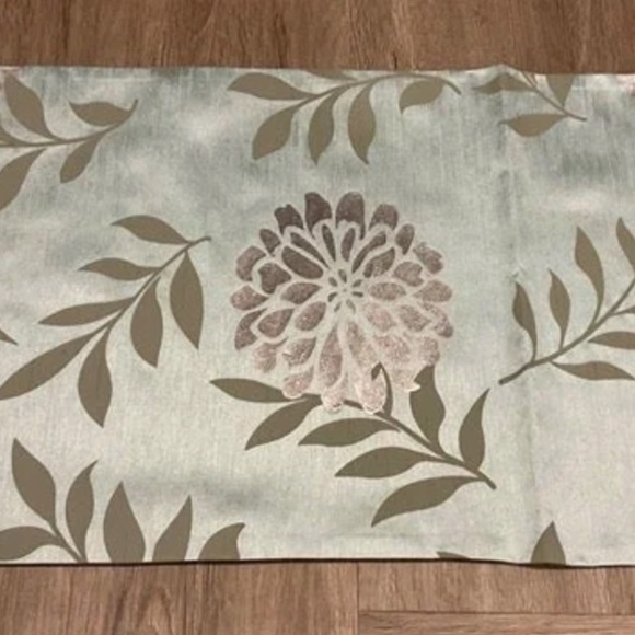 Table Runner - Picture 2 of 8